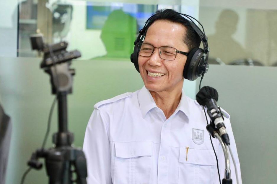 Wali kota Batam Amsakar Achmad, saat menjadi narasumber dalam dialog on air Program Batam Menyapa bertema satu tahun kepemimpinan Wali Kota Batam dan Wakil Wali Kota Batam, Li Claudia Chandra, di Studio Pro 1 RRI Batam, Senin (23/2/2026) (Foto: Humas Diskominfo Batam/Dheo Ananda Putra/InfoPublik)