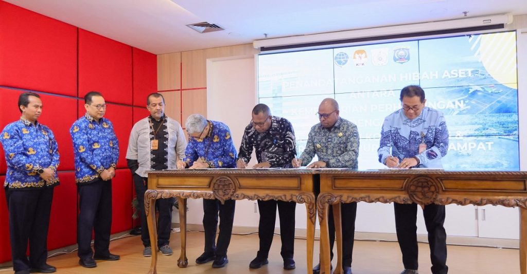 Komisi Pemberantasan Korupsi (KPK) melalui Direktorat Koornidasi dan Supervisi (Korsup) Wilayah V menandatangani hibah naskah hibah aset strategis transportasi Papua Barat Daya yang sempat tertahan tiga tahun di Kantor Kementerian Perhubungan, Senin (2/2/2026) (Foto: KPK/InfoPublik)