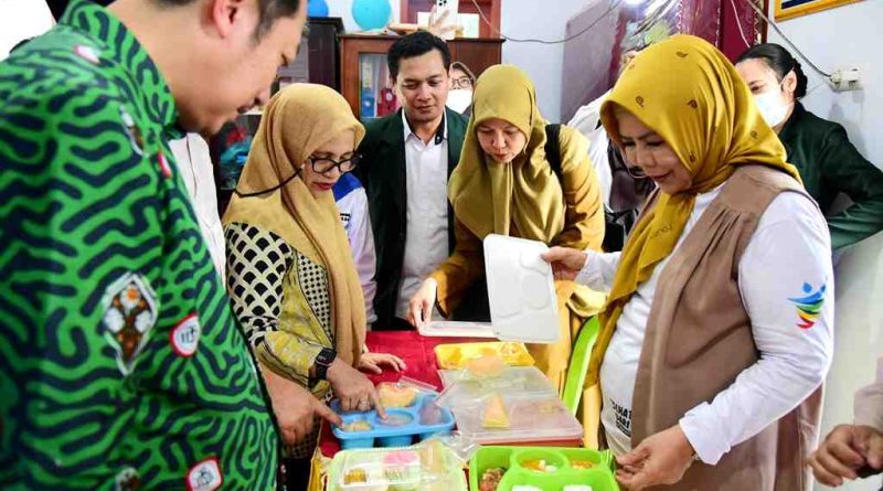 Wakil Gubernur Gorontalo Idah Syahidah Rusli Habibie melihat menu makanan untuk anak yang mengikuti program penanganan stunting di Bele Mo’osehati Desa Talulobotu Selatan, Kecamatan Tapa, Kabupaten Bone Bolango, Gorontalo, Selasa (27/1/2026) (Foto: MC Prov. Gorontalo/Haris/Nova)