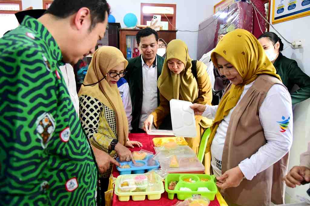 Wakil Gubernur Gorontalo Idah Syahidah Rusli Habibie melihat menu makanan untuk anak yang mengikuti program penanganan stunting di Bele Mo’osehati Desa Talulobotu Selatan, Kecamatan Tapa, Kabupaten Bone Bolango, Gorontalo, Selasa (27/1/2026) (Foto: MC Prov. Gorontalo/Haris/Nova)