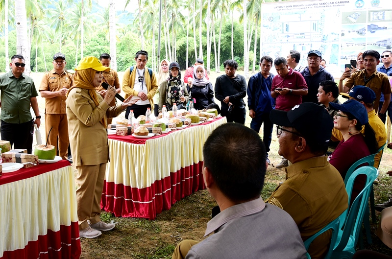 Wagub Gorontalo Idah Syahidah Rusli Habibie memberikan sambutan pada peninjauan lahan calon lokasi pembangunan Sekolah Garuda bersama Wamen Diktisaintek Stella Christie di Desa Piloliyanga, Kecamatan Tilamuta, Kabupaten Boalemo, Selasa (10/2/2026). (Foto : Haris/InfoPublik)