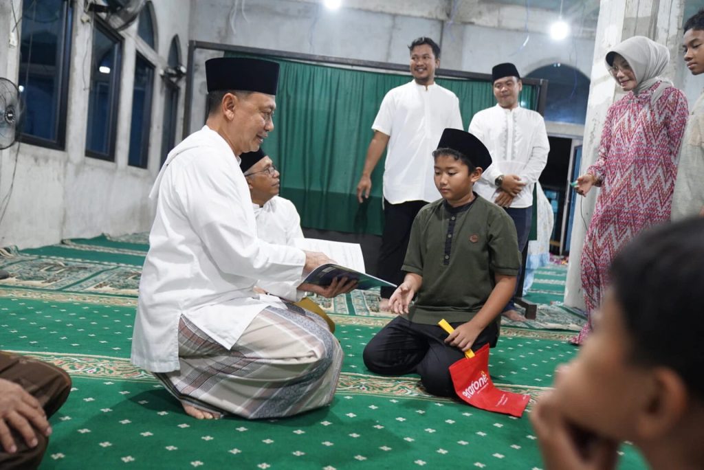 Para siswa membawa buku kehadiran Salat Tarawih untuk ditandatangani langsung oleh Wali Kota Pontianak Edi Rusdi Kamtono, Kamis (19/2/2026) (Foto: Prokopim/Jemi Ibrahim/InfoPublik)