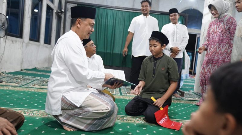 Para siswa membawa buku kehadiran Salat Tarawih untuk ditandatangani langsung oleh Wali Kota Pontianak Edi Rusdi Kamtono, Kamis (19/2/2026) (Foto: Prokopim/Jemi Ibrahim/InfoPublik)