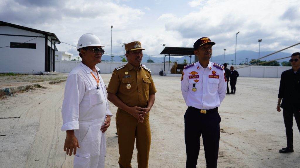 Wakil Bupati Toba Audi Murphy O. Sitorus meninjau Galangan Kapal Dock Porsea, Senin (2/2/2026) (Foto: IST)