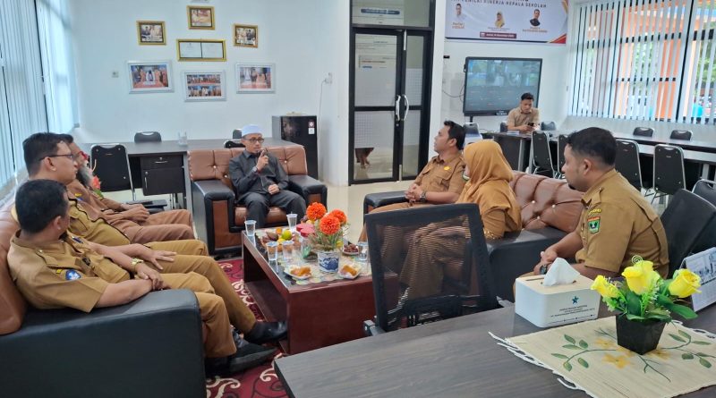 Anggota DPRD Sumbar Irsyad Safar bersama para guru SMKN 4 Payakumbuh, Selasa (3/2/2026) (Foto: IST)