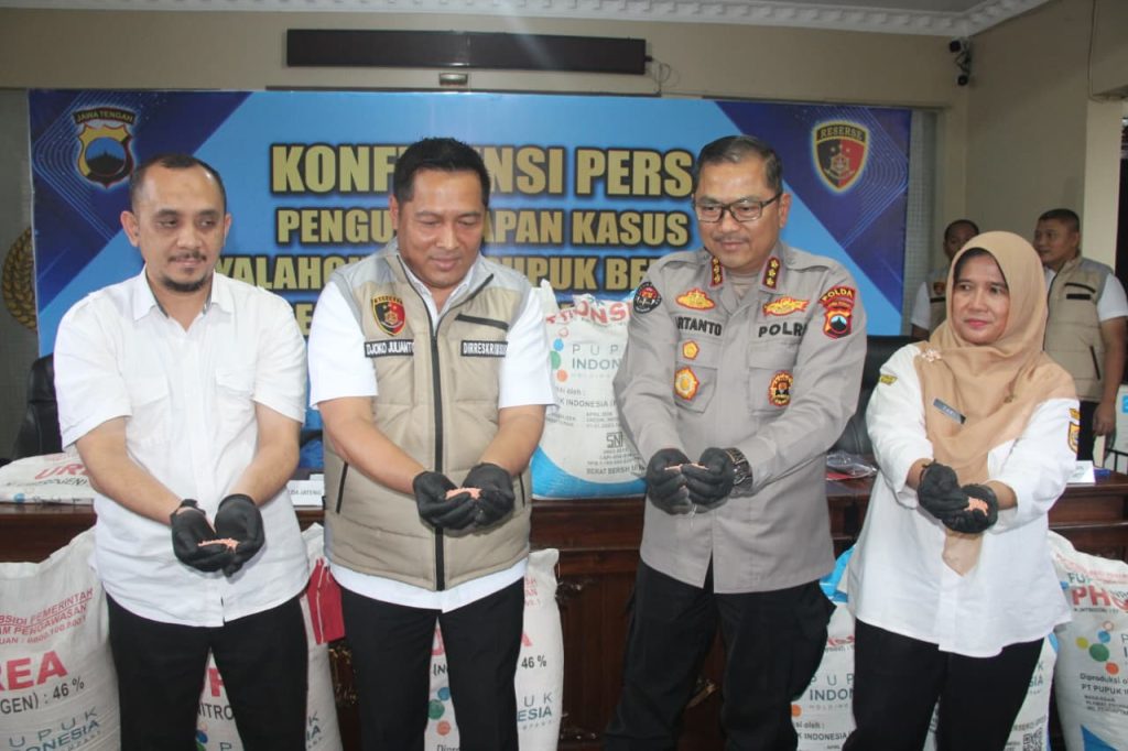 Direktur Reserse Kriminal Khusus (Ditrekrimsus) Polda Jawa Tengah Kombes Pol Djoko Julian dan Kabid Humas Kombes Pol Artanto mengungkapkan sindikat mafia pupuk bersubsidi, Rabu (4/2/2026) (Foto: Humas Polda Jateng)