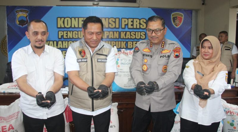 Direktur Reserse Kriminal Khusus (Ditrekrimsus) Polda Jawa Tengah Kombes Pol Djoko Julian dan Kabid Humas Kombes Pol Artanto mengungkapkan sindikat mafia pupuk bersubsidi, Rabu (4/2/2026) (Foto: Humas Polda Jateng)
