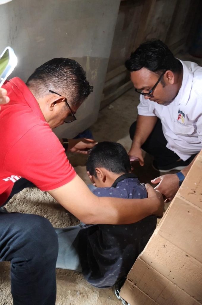 Wakil Ketua DPRD Sumatera Barat Evi Yandri Rajo Budiman menjemput ODGJ anak-anak untuk diobati, Rabu (4/2/2026) (Foto: IST)