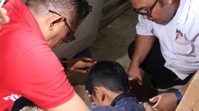 Wakil Ketua DPRD Sumatera Barat Evi Yandri Rajo Budiman menjemput ODGJ anak-anak untuk diobati, Rabu (4/2/2026) (Foto: IST)