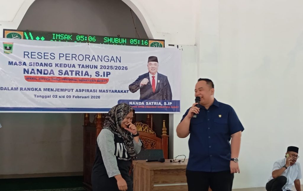 Wakil Ketua DPRD Sumbar Nanda Satria bersama salah satu pelaku UMKM, Kamis (5/2/2026) (Foto: IST)
