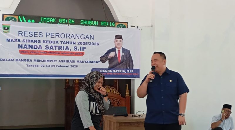 Wakil Ketua DPRD Sumbar Nanda Satria bersama salah satu pelaku UMKM, Kamis (5/2/2026) (Foto: IST)