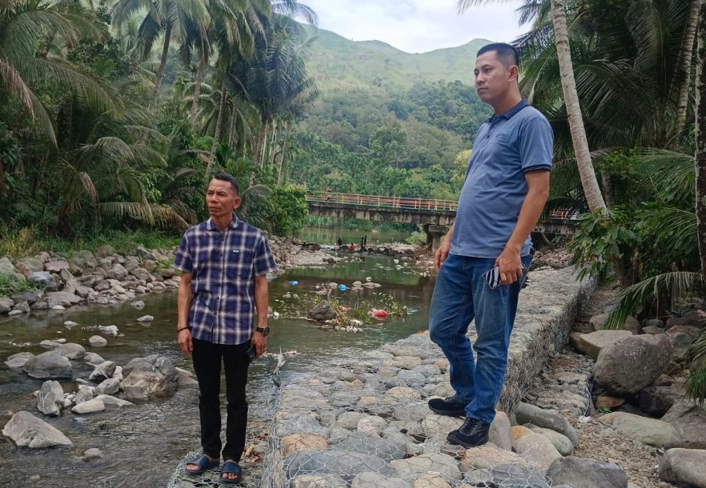 Anggota DPRD Sumatera Barat Ali Muda meninjau pembangunan penahan tebing Batang Ombak Sungai Batak, Jorong IX Abam, Nagari Lubuak Layang, Kecamatan Rao, Kabupaten Pasaman, Sabtu (7/2/2026) (Foto: IST)