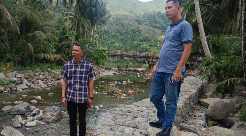 Anggota DPRD Sumatera Barat Ali Muda meninjau pembangunan penahan tebing Batang Ombak Sungai Batak, Jorong IX Abam, Nagari Lubuak Layang, Kecamatan Rao, Kabupaten Pasaman, Sabtu (7/2/2026) (Foto: IST)