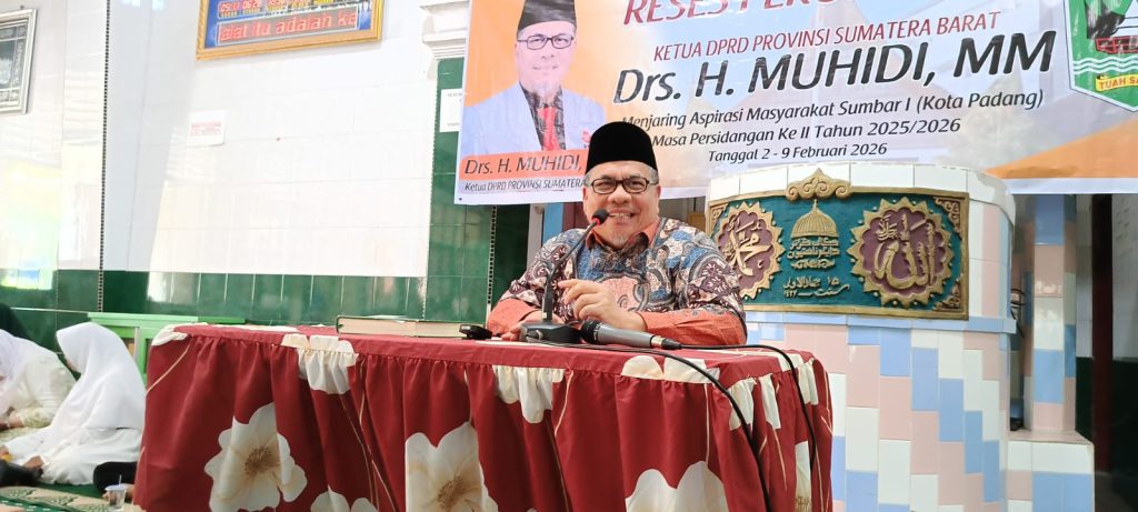 Ketua DPRD Sumatera Barat Muhidi memberikan ceramah dalam pertemuan masa reses dengan majelis taklim se-Kecamatan Padang Timur, Sabtu (7/2/2026) (Foto: IST)