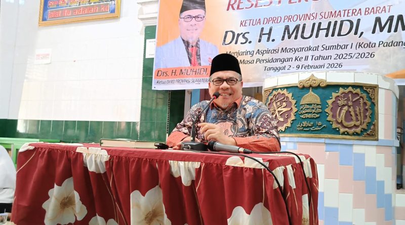 Ketua DPRD Sumatera Barat Muhidi memberikan ceramah dalam pertemuan masa reses dengan majelis taklim se-Kecamatan Padang Timur, Sabtu (7/2/2026) (Foto: IST)