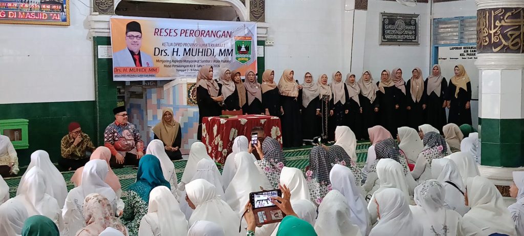 Para ibu majelis taklim se-Kecamatan Padang Timur dalam mendengarkan ceramah masa reses Ketua DPRD Sumatera Barat, Sabtu (7/2/2026) (Foto: IST)