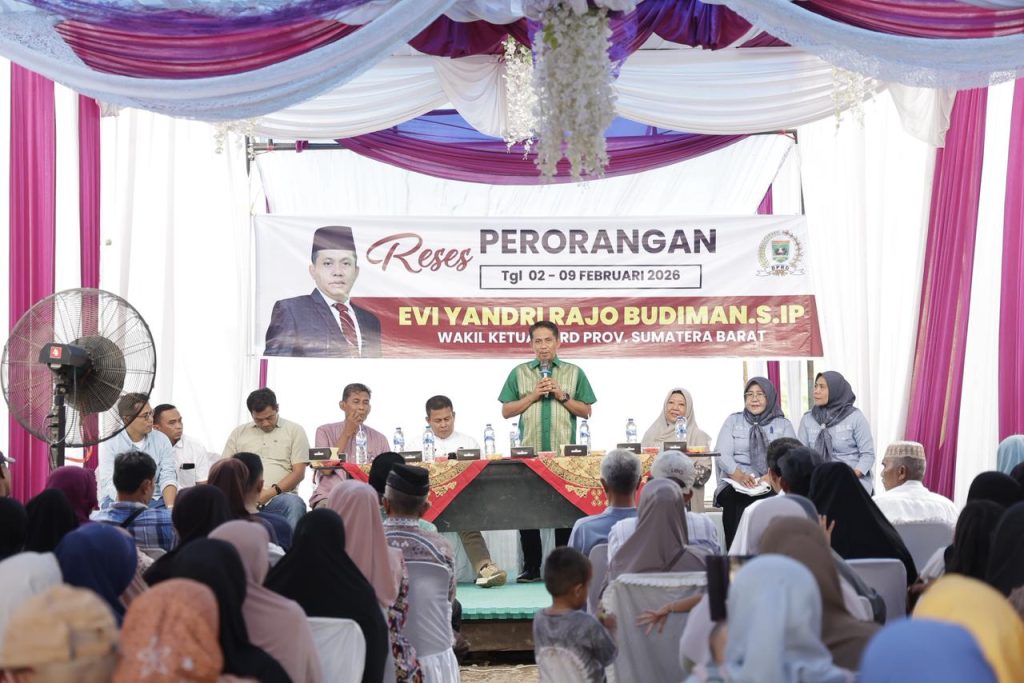 Kunjungan Evi Yandri Rajo Budiman dalam masa reses ke Hunian Sementara (Huntara) Kapalo Koto, Pauh, Jum'at (6/2/2026) (Foto: IST)