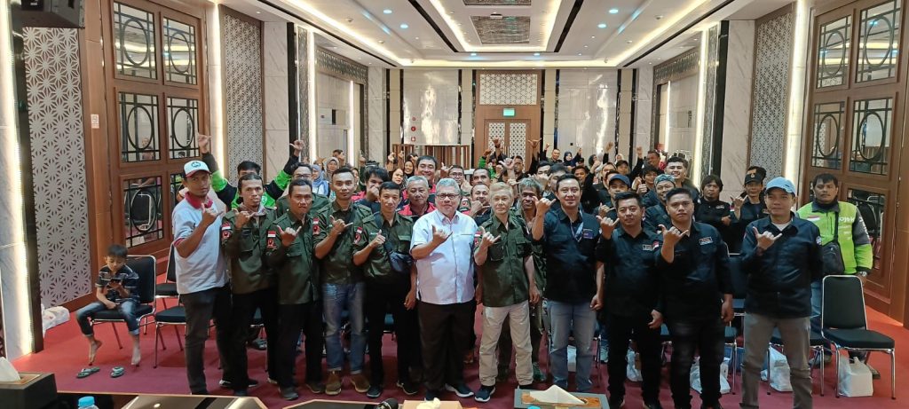 Ketua DPRD SUmbar Muhidi bertemu dengan komunitas ojol di Padang, Sabtu (7/2/2026) (Foto: IST)