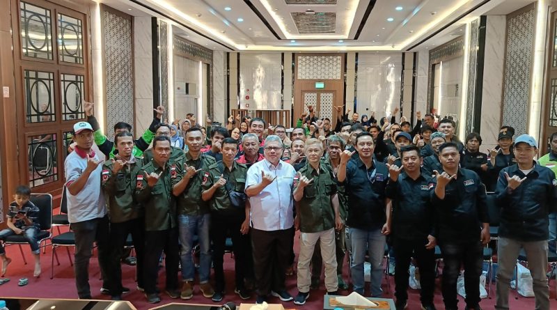 Ketua DPRD SUmbar Muhidi bertemu dengan komunitas ojol di Padang, Sabtu (7/2/2026) (Foto: IST)