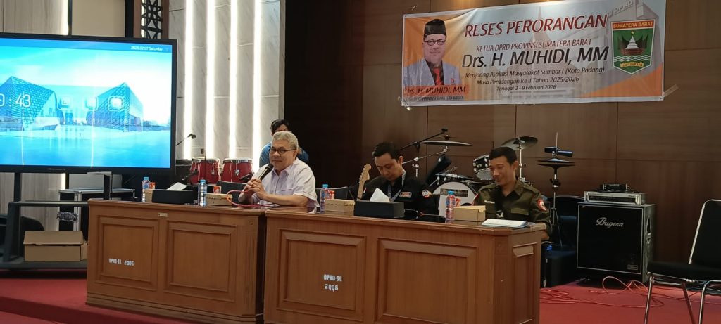 Ketua DPRD Sumbar Muhidi memberikan penjelasan dalam pertemuan dengan komunitas ojek online Padang, Sabtu (7/2/2026) (Foto: IST)