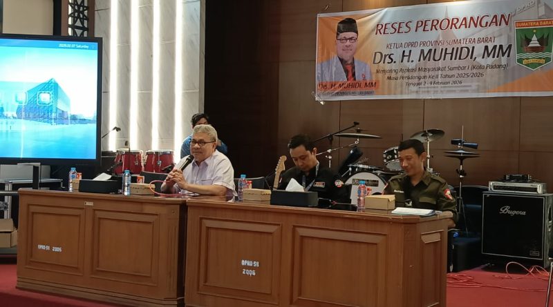 Ketua DPRD Sumbar Muhidi memberikan penjelasan dalam pertemuan dengan komunitas ojek online Padang, Sabtu (7/2/2026) (Foto: IST)