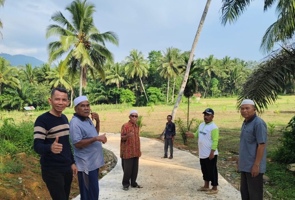 Anggota DPRD Sumbar Ali Muda kunjungi Kampung Simaroken, Kabupaten Pasaman, untuk meninjau proses pembangunan Jalan Usaha Tani (JUT), Minggu (8/2/2026) (Foto: IST)