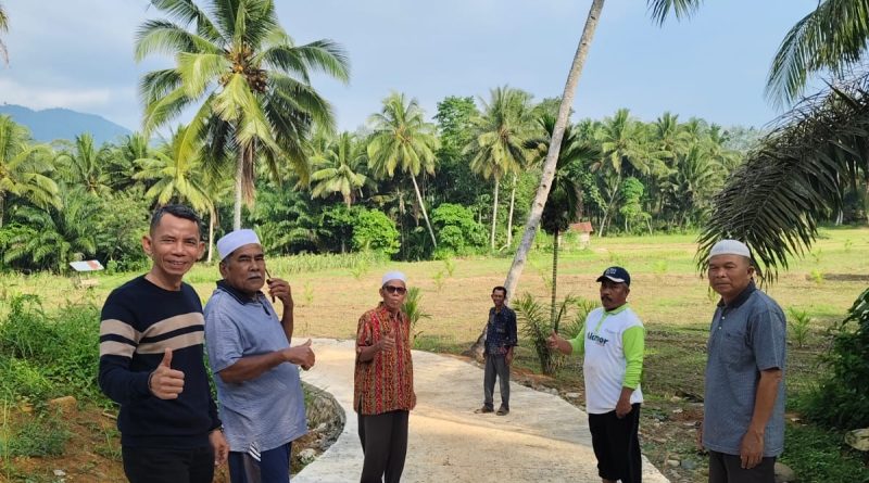Anggota DPRD Sumbar Ali Muda kunjungi Kampung Simaroken, Kabupaten Pasaman, untuk meninjau proses pembangunan Jalan Usaha Tani (JUT), Minggu (8/2/2026) (Foto: IST)