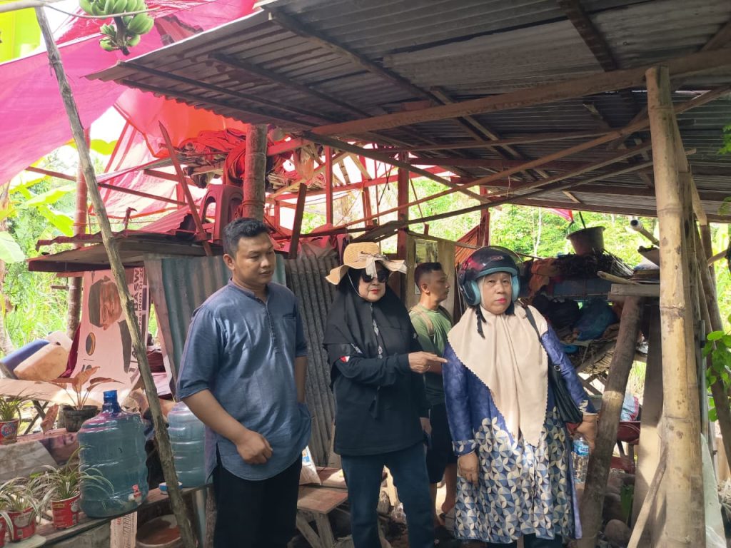 Anggota DPRD Provinsi Sumatera Barat Endarmy, saat meninjau langsung kediaman Maryunis, Jumat (6/2/2026) (Foto: IST)