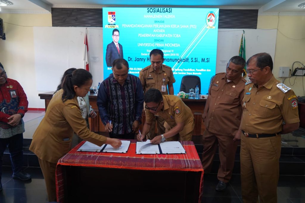 Penandatanganan nota kesepahaman (MoU) antara Universitas Prima Indonesia dengan Pemerintah Kabupaten Tobaapel gabungan ASN di halaman Kantor Bupati Toba, Senin (09/02/2026) (Foto: IST)