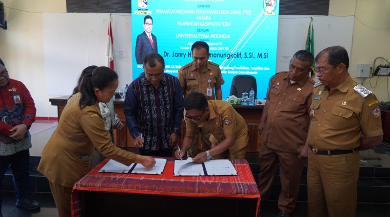 Penandatanganan nota kesepahaman (MoU) antara Universitas Prima Indonesia dengan Pemerintah Kabupaten Tobaapel gabungan ASN di halaman Kantor Bupati Toba, Senin (09/02/2026) (Foto: IST)