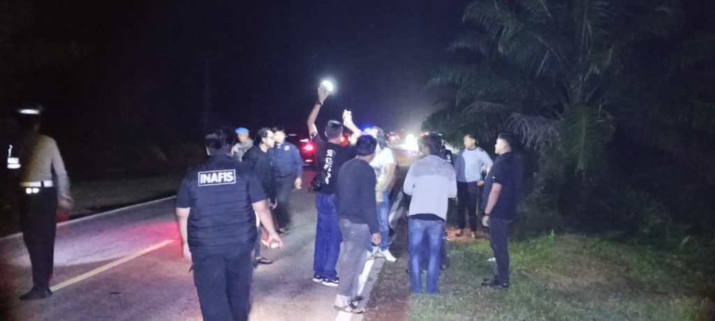 Pra rekonstruksi terkait penemuan mayat seorang pria di badan Jalan Tjilik Riwut Km 50,4, tepatnya di depan Gang Mulia, Kecamatan Bukit Batu, Selasa (10/2/2026) (Foto: IST)