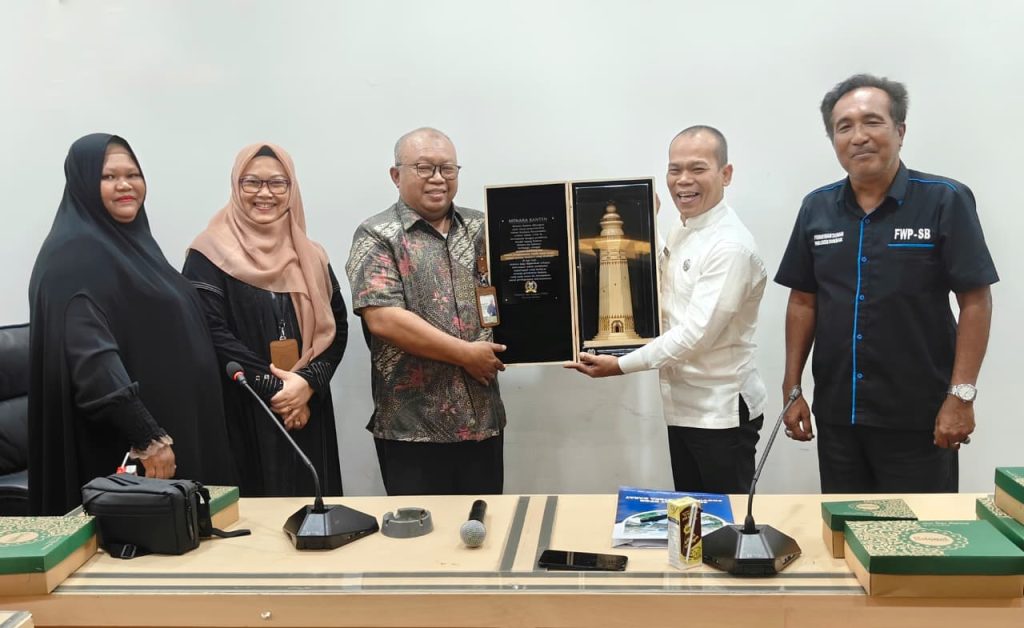 Ketua FWP Sumbar Novrianto bersama anggota lainnya mengunjungi DPRD Banten, Rabu (11/2/2026) (Foto: IST)
