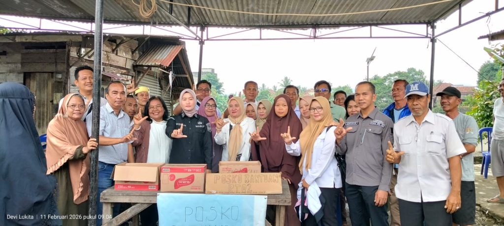 Wakil Bupati Lahat Widia Ningsih beserta Camat Kota Lahat, Lurah Pasar Bawah, Ketua RT, RW, dan masyarakat yang terkena musibah. (Foto: IST)
