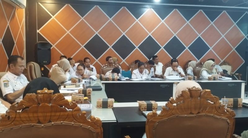 Pemerintah Kabupaten Barito Utara, Kalimantan Tengah, akhirnya menindak lanjuti dan memfasilitasi aduan Kelompok Tani Bela Warga Desa Sikan, Kecamatan Montallat yang ingin bermitra dengan PT Antang Ganda Utama (PT AGU) salah satu perusahaan perkebunan Sawit yang selama ini dianggap berpolemik. Rapat dan audensi terkait sengketa lahan dilaksanakan Rabu (11/02/2026) di Ruang Rapat Lantai I Setda Kabupaten Barito Utara. (Foto: IST)