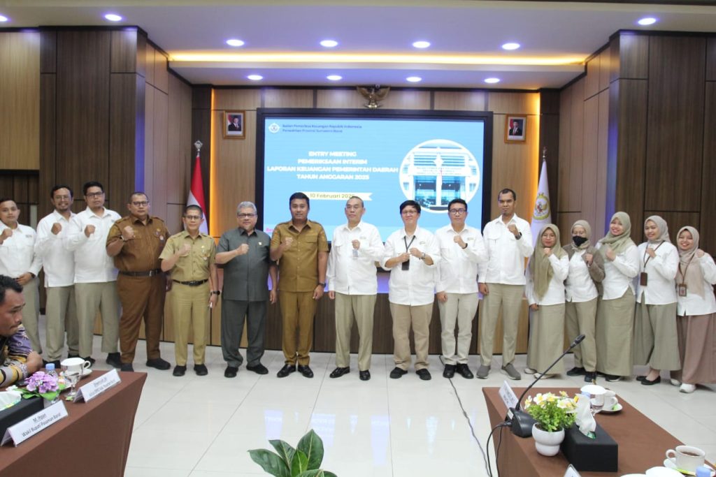 Foto bersama Ketua DPRD Sumbar Muhidi dengan pejabat Badan Pemeriksa Keuangan (BPK) RI Perwakilan Sumbar, Selasa (10/2/2026) (Foto: IST)
