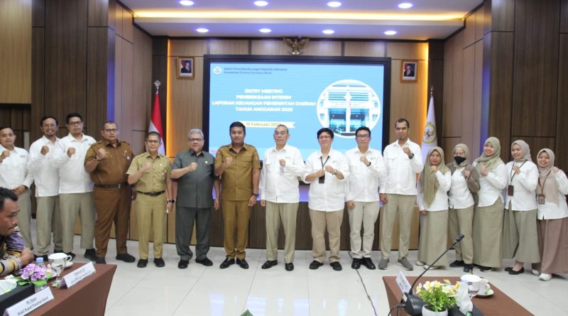 Foto bersama Ketua DPRD Sumbar Muhidi dengan pejabat Badan Pemeriksa Keuangan (BPK) RI Perwakilan Sumbar, Selasa (10/2/2026) (Foto: IST)