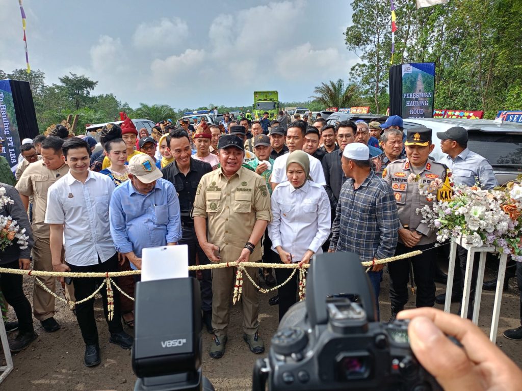 Gubernur Sumsel, H. Herman Deru saat melakukan pengguntingan Pita peresmian jalan houling batu bara didampingi oleh Bupati Lahat, Bursah Zarnubi dan Wakil Bupati Lahat, Widia Ningsih, Jum'at (13/2/2026) (Foto: IST)