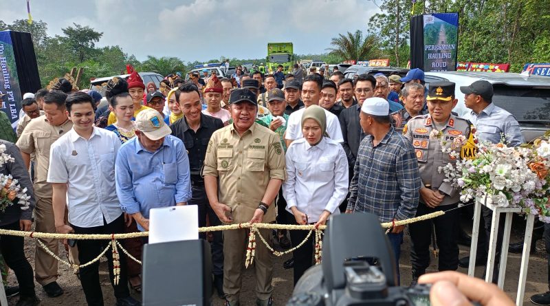 Gubernur Sumsel, H. Herman Deru saat melakukan pengguntingan Pita peresmian jalan houling batu bara didampingi oleh Bupati Lahat, Bursah Zarnubi dan Wakil Bupati Lahat, Widia Ningsih, Jum'at (13/2/2026) (Foto: IST)
