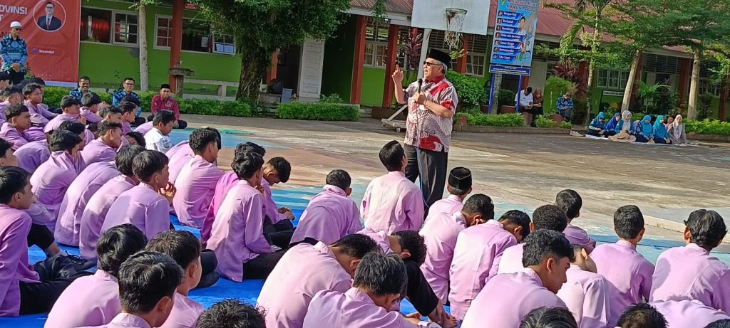 Ketua DPRD Provinsi Sumatera Barat Muhidi, memantik semangat ratusan siswa/siswi SMAN 8 Padang di Kecamatan Koto Tangah, Jumat (13/2/2026) (Foto: IST)