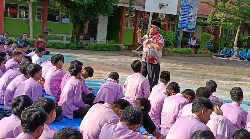 Ketua DPRD Provinsi Sumatera Barat Muhidi, memantik semangat ratusan siswa/siswi SMAN 8 Padang di Kecamatan Koto Tangah, Jumat (13/2/2026) (Foto: IST)