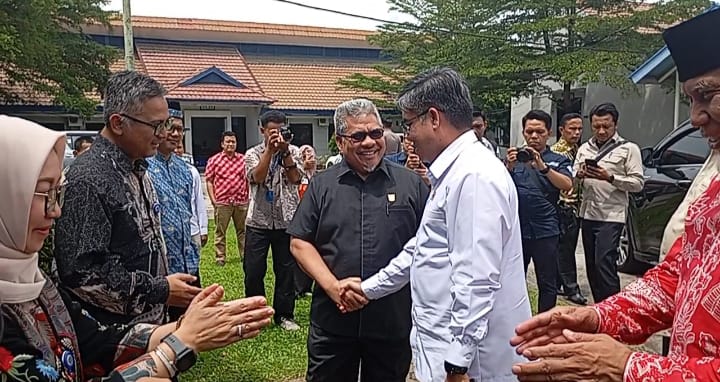 Ketua DPRD Sumber Muhidi bersalaman dengan Menteri Ketenagakerjaan Yassierli (Foto: IST)