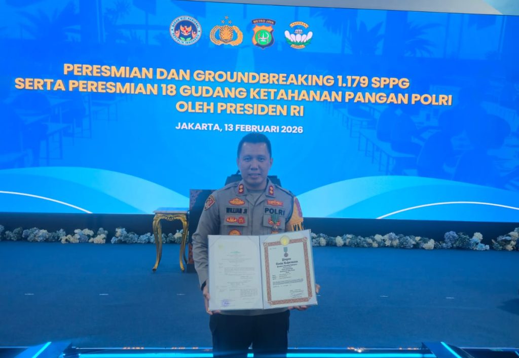 Kapolres Sijunjung Willian Harbensyah menerima Anugerah Satyalancana Wira Karya dari Presiden Prabowo Subianto, Jum'at (13/2/2026) (Foto: IST)