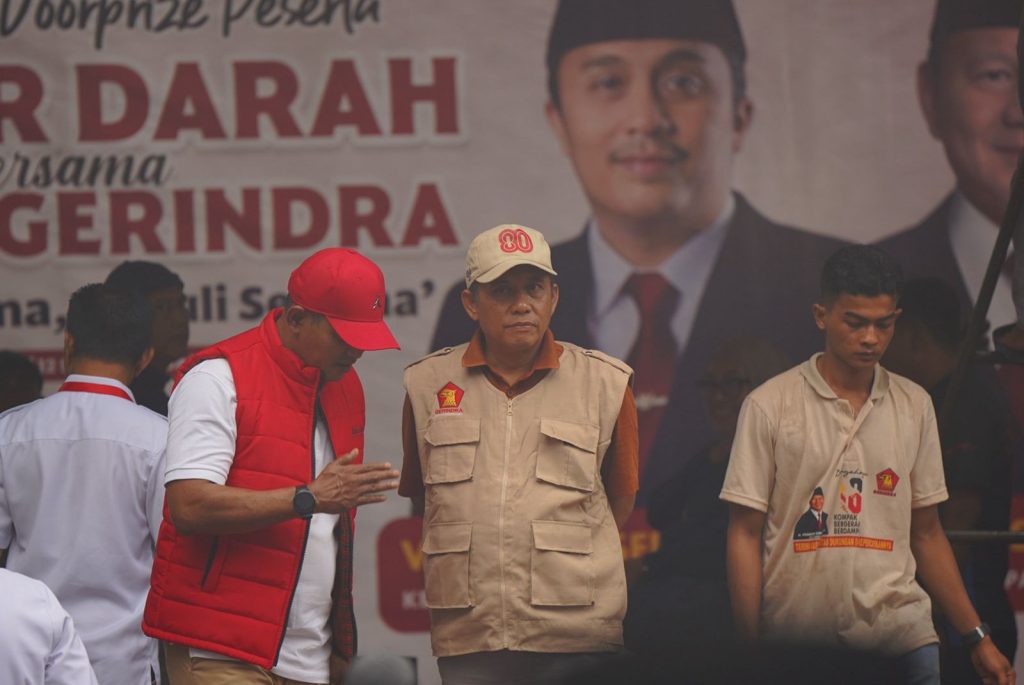 Evi Yandri yang juga Sekretaris DPD Partai Gerindra Sumbar menyampaikan sambutannya saat menutup kegiatan bakti sosial donor darah dalam rangka HUT ke-13 Partai Gerindra di kawasan GOR Haji Agus Salim, Minggu (15/2/2026) (Foto: IST)