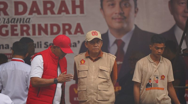 Evi Yandri yang juga Sekretaris DPD Partai Gerindra Sumbar menyampaikan sambutannya saat menutup kegiatan bakti sosial donor darah dalam rangka HUT ke-13 Partai Gerindra di kawasan GOR Haji Agus Salim, Minggu (15/2/2026) (Foto: IST)