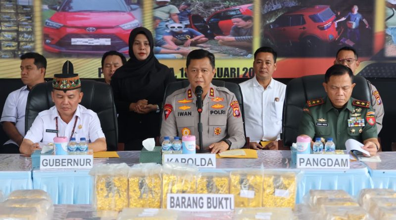 Kapolda Kalteng Irjen Pol Iwan Kurniawan, S.IK., M.Si, saat memimpin konferensi pers pengungkapan tindak pidana narkoba, di Halaman Gedung Bhayangkara, Mapolda setempat, Rabu (18/2/2026) (Foto: IST)