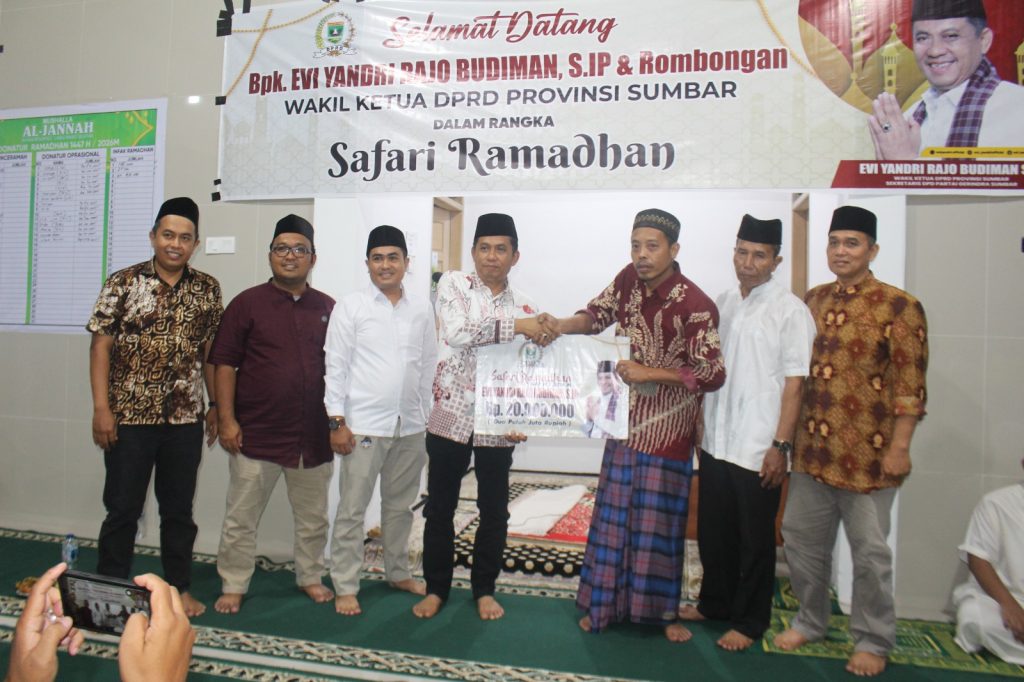 Penyerahan bantuan kepada Musala Al-Jannah Limau Manis dari Wakil DPRD Sumbar Evi Yandri Rajo Budiman, Sabtu (21/2/2026) (Foto: IST)