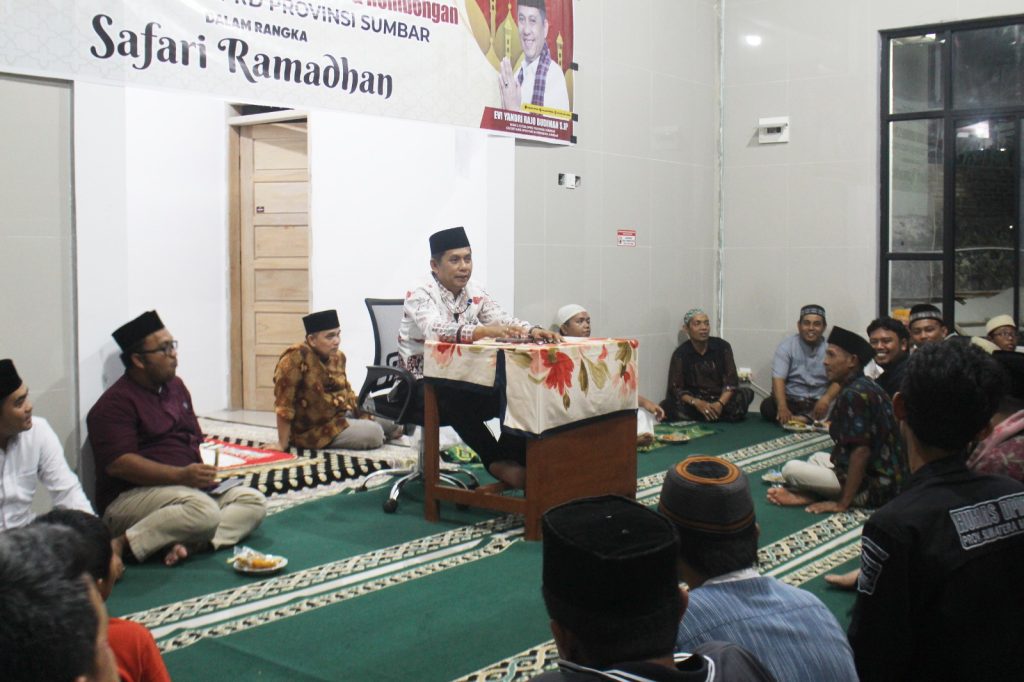 Wakil Ketua DPRD Sumbar Evi Yandri Rajo Budiman di Safari Ramadhan 1447 Hijriah di Mushalla Al-Jannah, Kelurahan Limau Manis Selatan, Kecamatan Pauh, Sabtu (21/2/2026) (Foto: IST)