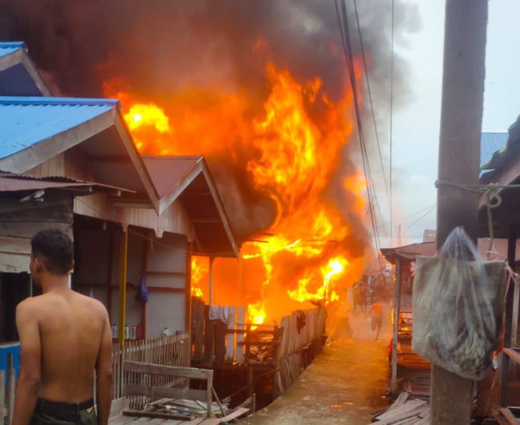 Kebakaran yang menghanguskan 11 unit rumah terjadi di Jalan Mendawai II Komplek Sosial, Kelurahan Palangka, Kecamatan Jekan Raya, Minggu (22/2/2026) (Foto: IST)