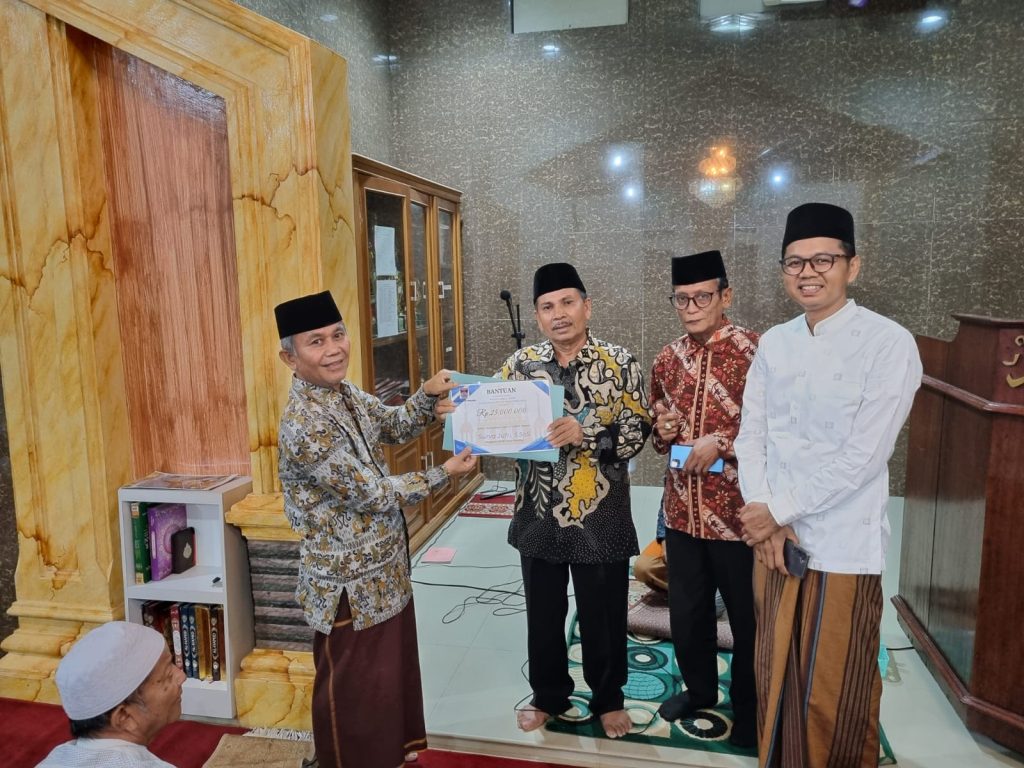 Anggota DPRD Kota -adang Surya Jufri Bitel juga menyerahkan bantuan sebesar Rp25 juta untuk pembangunan Masjid Darul Jadid, Minggu (22/2/2026) (Foto: IST)