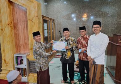 Anggota DPRD Kota -adang Surya Jufri Bitel juga menyerahkan bantuan sebesar Rp25 juta untuk pembangunan Masjid Darul Jadid, Minggu (22/2/2026) (Foto: IST)